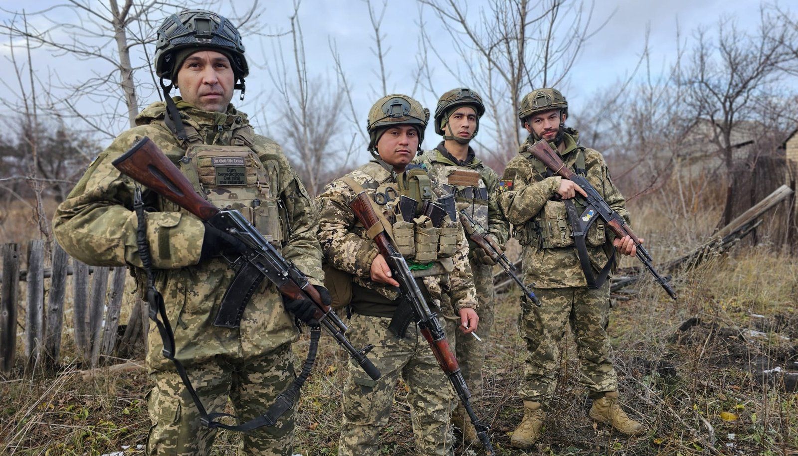Escouade d'infanterie de l'armée ukrainienne. Ces hommes sont des engagés volontaires et viennent notamment de Colombie. Le second militaire en partant de la gauche, surnommé Partisan, a été tué le lendemain de cette photographie.