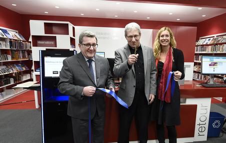 François Dumont (au centre), directeur du Département des littératures et fils de Fernand Dumont, procède à l'inauguration en compagnie de Régis Labeaume (à gauche), maire de Québec, et de Julie Lemieux, conseillère du district de la Chute-Montmorency-Seigneurial.