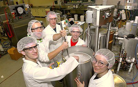 La microbrasserie est gérée par des étudiants bénévoles, issus pour la plupart de la Faculté des sciences de l'agriculture et de l'alimentation.