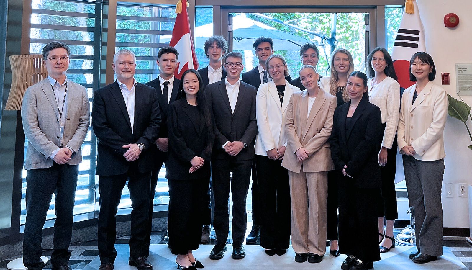 <p>Les étudiantes et les étudiants de l’Université Laval prennent la pose avec du personnel de l’ambassade du Canada à Séoul, en Corée du Sud. Jana Plourde est à l’avant, troisième à partir de la gauche.</p>