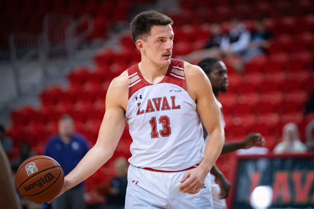 Haris Elezovic, ailier du club de basketball Rouge et Or de l'Université Laval.