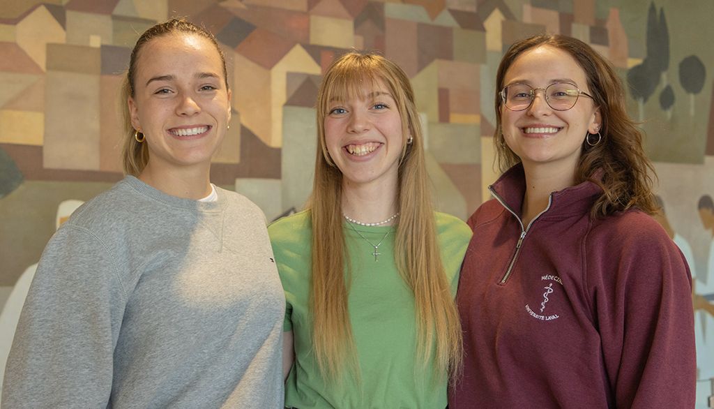 <p>Mathilde Rousseau, Éloïse Vaillancourt et Jasmine Nadeau, qui font partie de l'organisation de Code Orange 2023.</p>