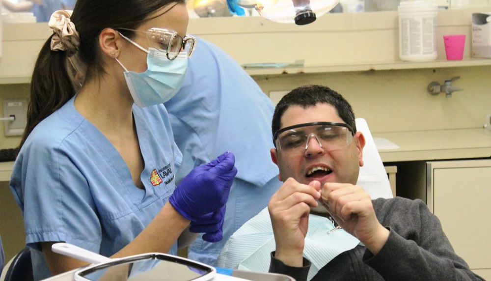 <p>Le partenariat entre Olympiques spéciaux Québec et la Faculté de médecine dentaire permet aux étudiants d’être mieux outillés pour traiter des clientèles différentes.</p>