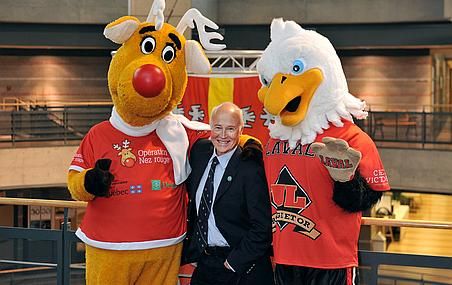 Jean-Marie De Koninck, président-fondateur de l'Opération Nez Rouge et professeur au Département de mathématiques et de statistique, en compagnie des mascottes Nez Rouge et Victor
