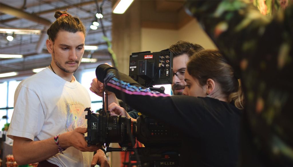 <p>Le cours Techniques de l’image II permet aux étudiants de se frotter aux réalités du tournage et du montage vidéo.</p>