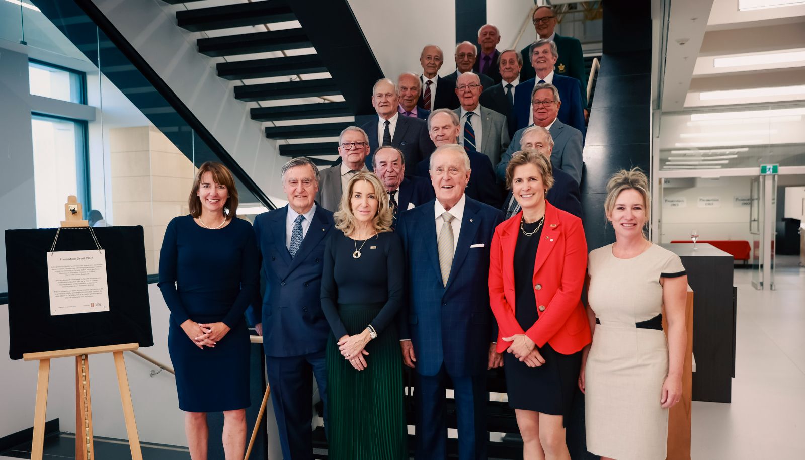 <p>Brian Mulroney, entouré à l'avant d'Anne-Marie Savard, vice-doyenne aux études et à l’expérience étudiante, de Lucien Bouchard, de la doyenne de la Faculté de droit Anne-Marie Laflamme, de la rectrice Sophie D'Amours et de la vice-rectrice à la recherche, à la création et à l'innovation Eugénie Brouillet, lors d’un événement de retrouvailles avec les membres de la cohorte 1963, organisé en septembre 2022.</p>