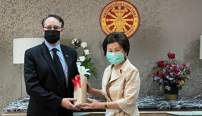 <p>Le professeur Matthieu Guitton avec la rectrice de l'Université Thammasat, Gasinee Witoonchart. En septembre, il a reçu une chaire professorale dans cette université thaïlandaise, en plus de ses activités à l’Université Laval.</p>
