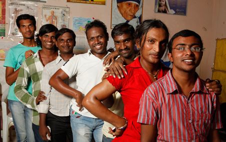 Les hommes ayant des relations sexuelles avec d'autres hommes font partie des groupes cibles visés par le programme de prévention Avahan.