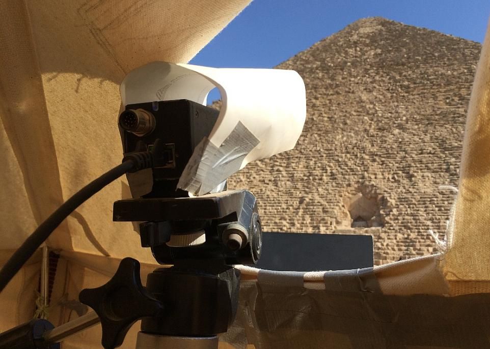 Une caméra thermographique infrarouge avait été installée à l'intérieur d'une tente à la base de la pyramide de Khéops. L'équipement scientifique comprenait aussi un anémomètre capable de détecter les très petits déplacements d'air là où se produisaient les anomalies thermiques.