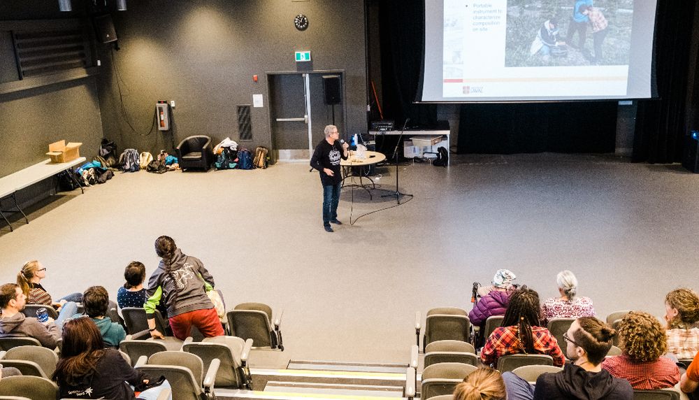 <p>Normand Voyer, lors de sa conférence sur le thé du Labrador, au Katittavik Center de Kuujjuarapik. Il y a présenté ses travaux de recherche en cours et ouvert un dialogue avec des membres des communautés cries et inuites pour entendre leurs perspectives et leurs savoirs.</p>