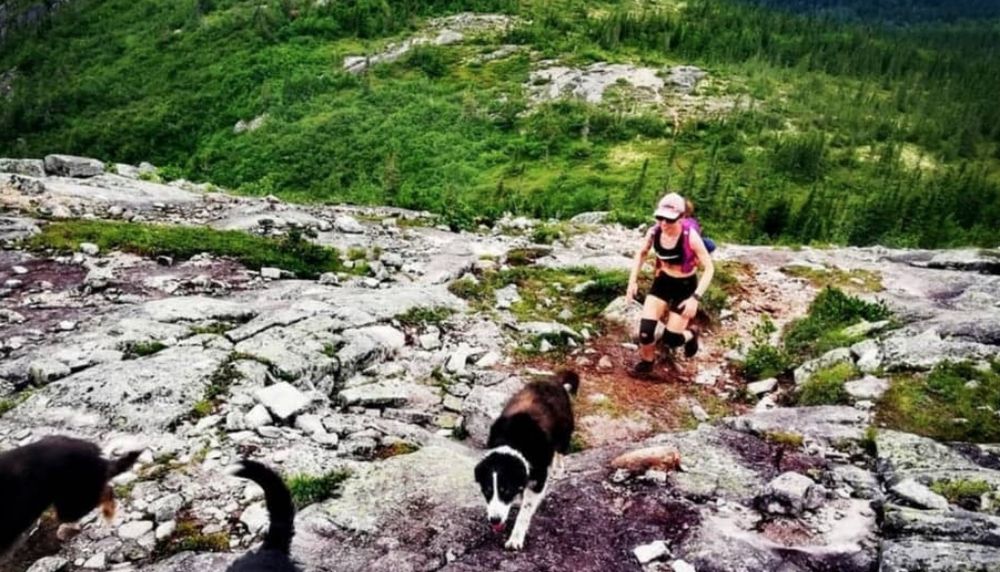 <p>Céline Vaneeckhaute adore la nature québécoise et ses vastes étendues. La voici en pleine séance de course à la montagne.</p>