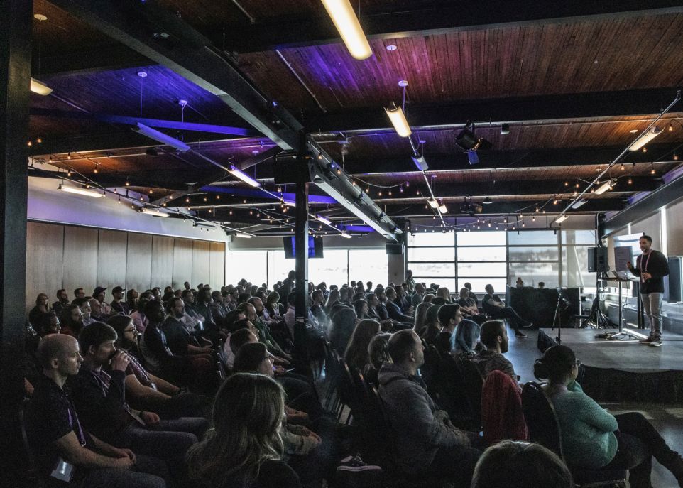 Lors de sa conférence au Web à Québec, Nicolas Garneau a présenté diverses avancées dans le domaine de l'intelligence artificielle qui permettent de créer du contenu de façon automatisée.
