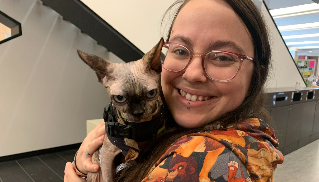 <p>Jessica Laforest et sa chatte sphinx Tiana</p>