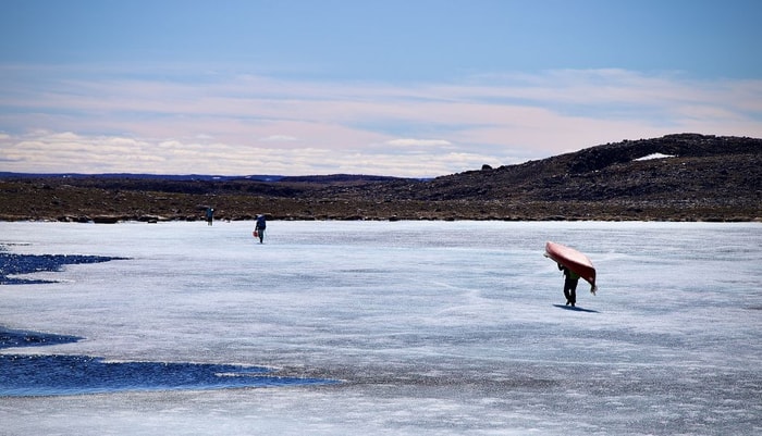 <p>Le portage s'est imposé très souvent aux aventuriers québécois dans ce paysage en dégel.</p>