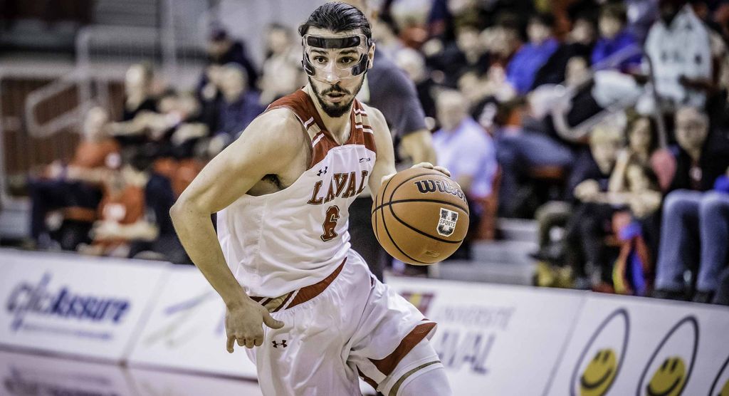 Sidney
Tremblay-Lacombe, ailier du club de basketball Rouge et Or de l'université Laval.