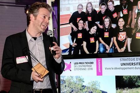 Pierre Lemay, adjoint au vice-recteur exécutif et au développement, reçoit le Prix Novae de l'Entreprise citoyenne au nom de l'Université Laval.