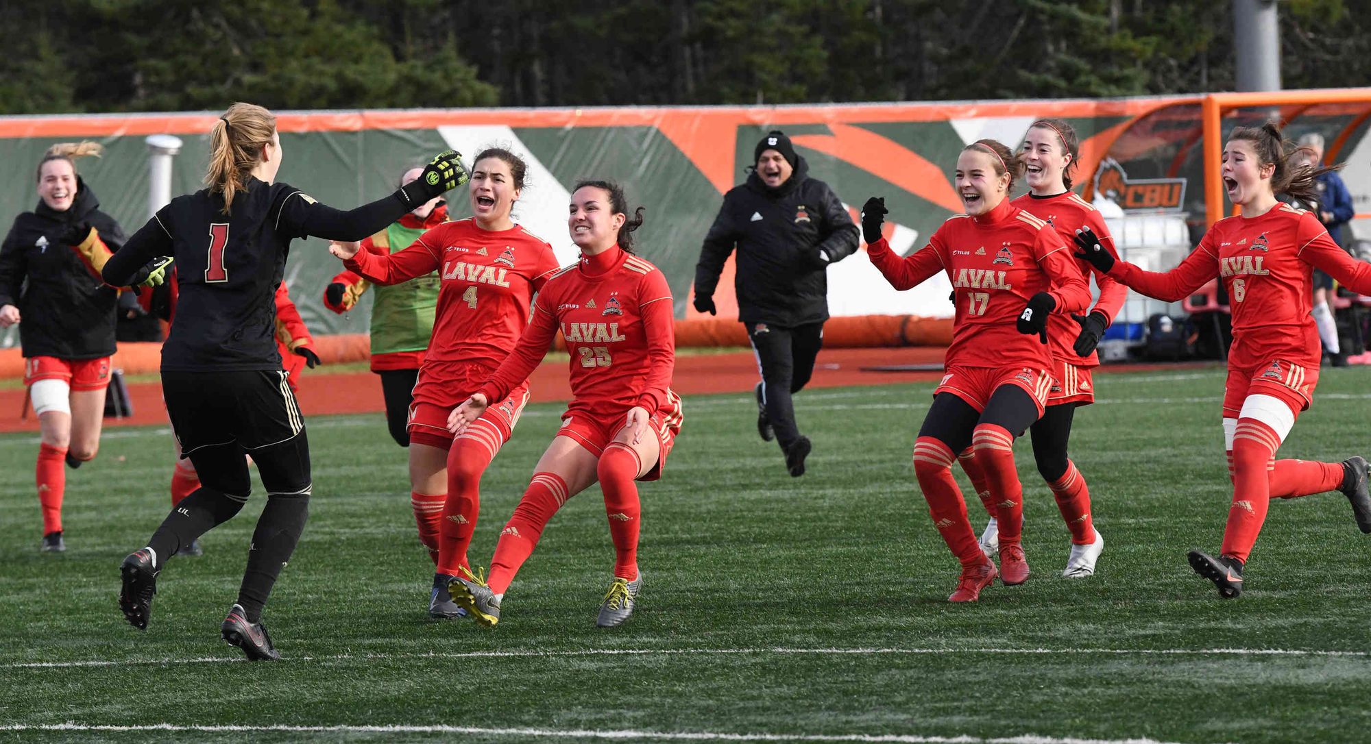L’équipe féminine de soccer Rouge et Or lors de sa victoire face aux Thunderbirds de l’Université de la Colombie-Britannique.