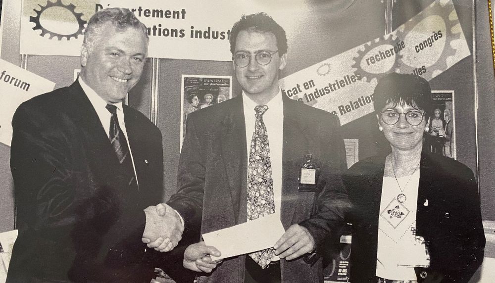 En 1995, lors de la remise d'une bourse d'excellence à la fin du baccalauréat en relations industrielles. François Bernard Malo est entouré de Michel Gervais, alors recteur de l’Université Laval, et d'Esther Déom, directrice du Département des relations industrielles.