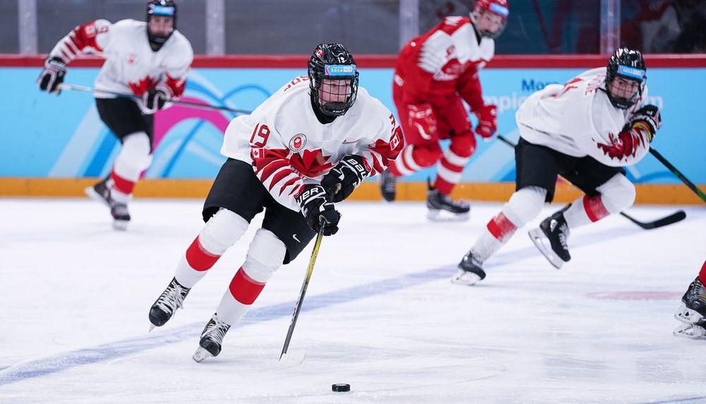 <p>Dix-sept joueurs nés en 2004, donc âgés de 16 ans, ont représenté le Canada en 2020 à Lausanne, en Suisse, lors des Jeux olympiques de la jeunesse.</p>