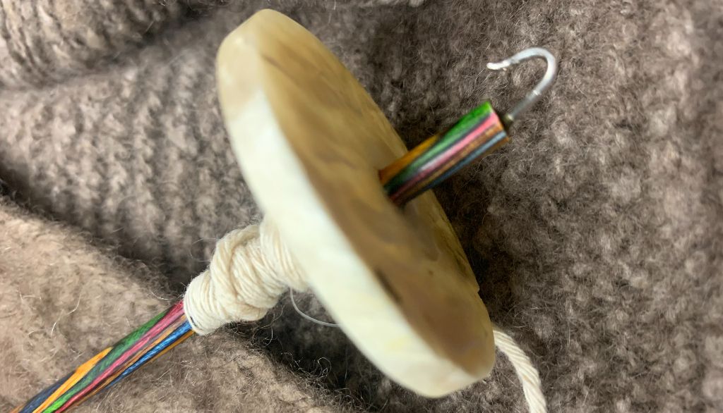 <p>Le fuseau offert par la Norvégienne qui a appris à Rachel Guindon comment récolter, traiter et filer le qiviut. Depuis, elle utilise aussi un rouet.</p>