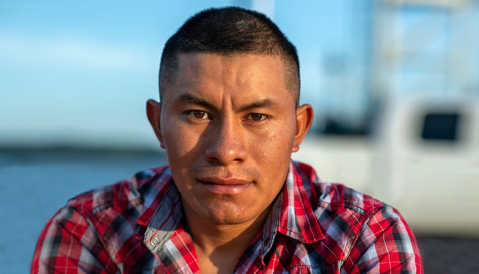 <p>Javier, un travailleur agricole guatémaltèque, travaille au Canada depuis sept ans. Cet autochtone, dont la langue maternelle est le cakchiquel, fait de la cueillette de fraises et entretient les cultures. Il est marié et père d’une fillette.</p>