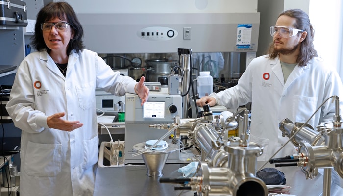 La professeure Caroline Duchaine et l'étudiant-chercheur Vincent Brochu près du montage expérimental avec lequel a été testée la capacité de filtration de neuf modèles de masque.