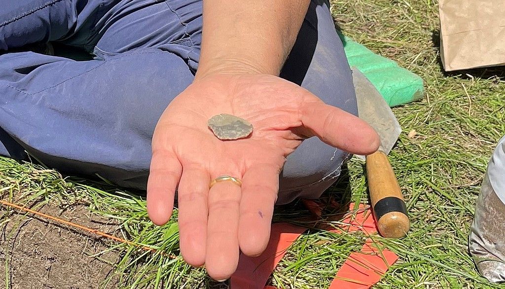 Pierre à fusil trouvée dans une fosse à déchets ou d’entreposage sur le site archéologique d’Odanak. L’objet a peut-être été utilisé dans un fusil datant de la fin du 18e siècle. Il a peut-être été réutilisé par la suite par les occupants du site. Les analyses en laboratoire permettront de vérifier ces hypothèses.