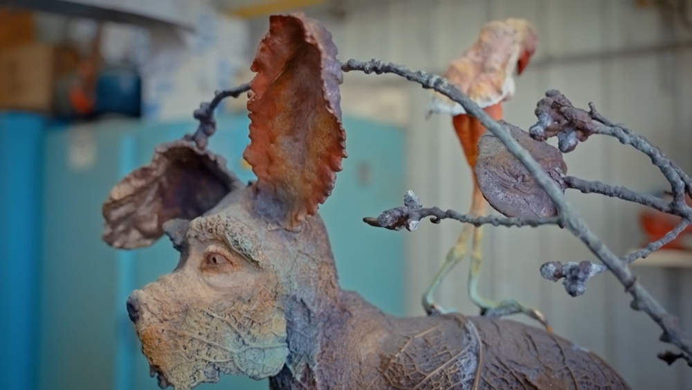 <p>L'une des œuvres de Paryse Martin, artiste visuelle et chargée de cours à l'Université Laval. «On tombe tous amoureux de ces petits chiens en bronze», affirme Catherine-Ève Gadoury.</p>