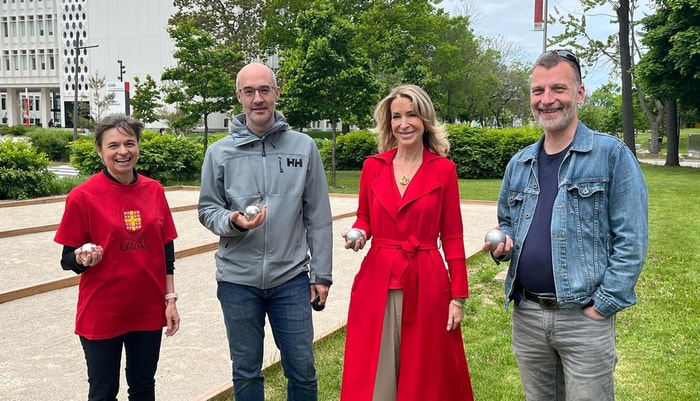 <p>Quatre doyennes et doyens ont pris part à la compétition. Dans l’ordre habituel: Cathia Bergeron (Médecine dentaire), Guillaume Pinson (Lettres et Sciences humaines), Anne-Marie Laflamme (Droit) et Guy Jobin (Théologie et Sciences religieuses).</p>