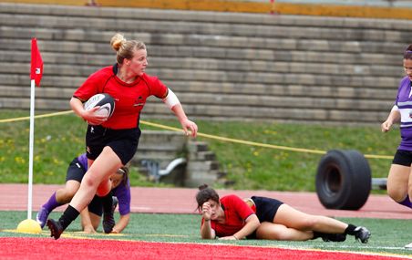 <p>Kathleen Keller en pleine action dans son uniforme Rouge et Or.</p>