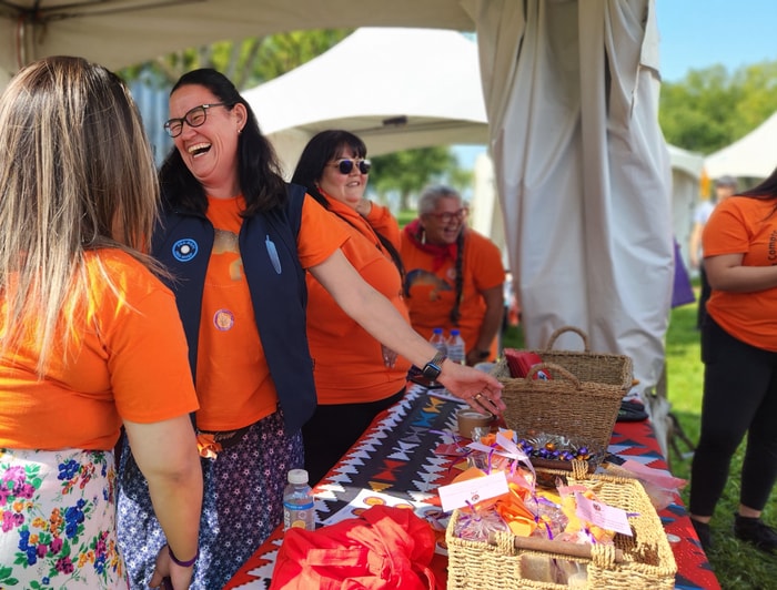 <p>De nombreux kiosques ont permis de découvrir des produits d'artisans en tout genre et de se régaler de saumon fumé, bannique et autres.</p>