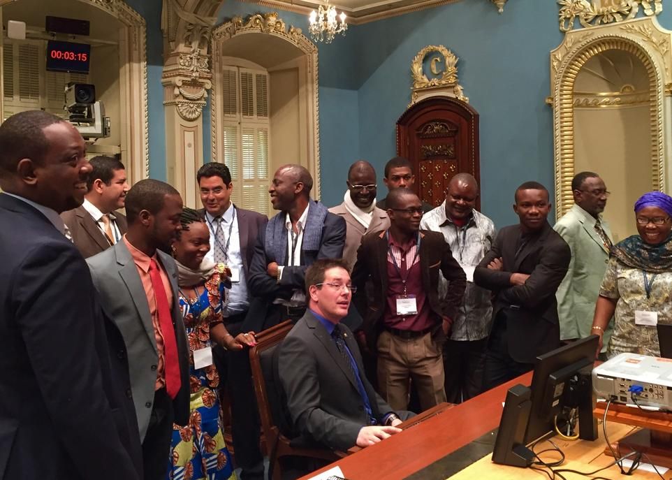 Le 16 juin, à la Salle de l'Assemblée nationale, la majeure partie du groupe a assisté à une formation sur la procédure parlementaire donnée par Siegfried Peters, au centre de la photo, chargé de cours à la Faculté de droit.