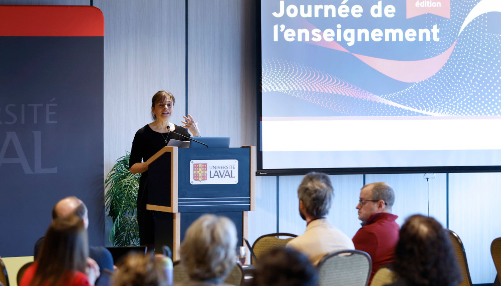 La vice-rectrice aux études et aux affaires étudiantes, Cathia Bergeron, a animé la 2e Journée de l'enseignement sur le thème «Pratiques inspirantes en évaluation des apprentissages: regards croisés entre les communautés enseignante et étudiante».