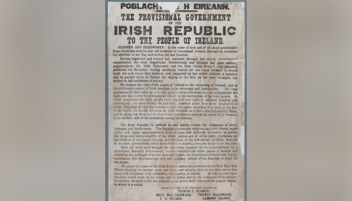 <p>Cette affiche témoigne de la guerre d'influence entre autorités impériales et groupes contestataires républicains en Irlande. Il s'agit de la Proclamation de la république irlandaise de 1916. Cette affiche, plaquée sur les murs du Bureau de poste général de Dublin, avait été collée sur des affiches de recrutement de l'armée britannique.</p>