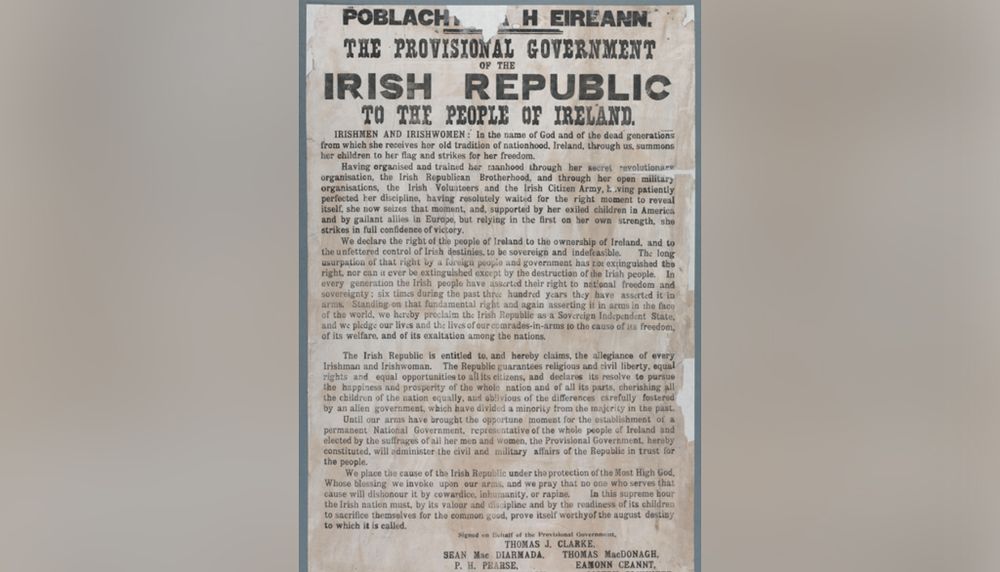 <p>Cette affiche témoigne de la guerre d'influence entre autorités impériales et groupes contestataires républicains en Irlande. Il s'agit de la Proclamation de la république irlandaise de 1916. Cette affiche, plaquée sur les murs du Bureau de poste général de Dublin, avait été collée sur des affiches de recrutement de l'armée britannique.</p>
