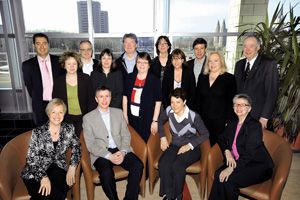 Les membres de la cohorte 4 présents lors de la cérémonie de fin de programme, le 27 avril au Cercle du pavillon Alphonse-Desjardins. À l'avant: Lise Giguère, Mario Boucher, Manon Guillemette et Marie-Andrée Couillard; au centre: Joane Gendron, Vivianne Émond, Jeannine Blais, Catherine Arnautovitch et Marie-Andrée Doran; à l'arrière: Michel-Frédérick Gagnon, Régis Morasse, Cyrille Dussault, Louise Lapointe et Denis Beauchamp, ainsi que le recteur Denis Brière.