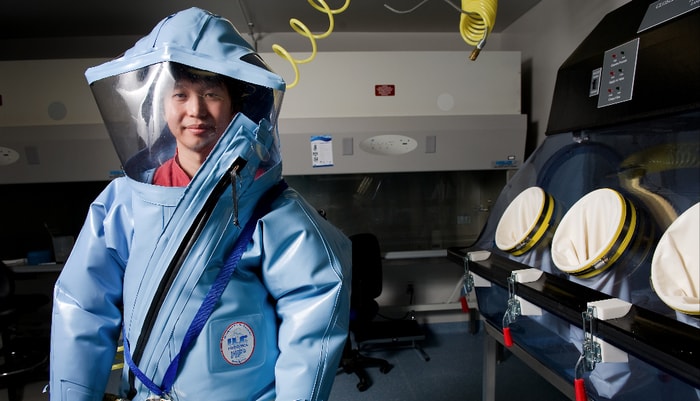 Gary Wong, professeur à la Faculté de médecine, chercheur au Centre de recherche du CHU de Québec – Université Laval et titulaire de la Chaire de recherche Sentinelle Nord sur le réseau de surveillance des virus de l'influenza chez les oiseaux migrateurs du Grand Nord.