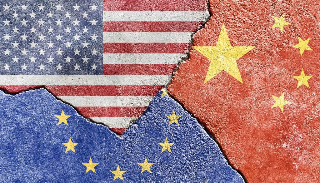 <p>Selon Jean-Pierre Raffarin, l’Europe est tiraillée entre deux forces, les États-Unis et la Chine, respectivement première et deuxième grandes puissances économiques mondiales.</p>