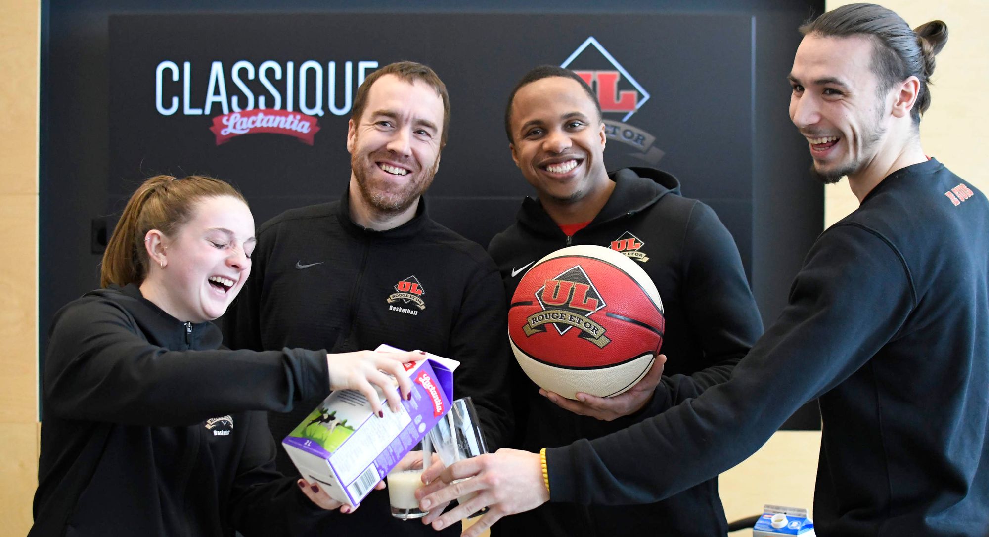 Carrie-Ann Auger, Guillaume Giroux, Nathan Grant et Sidney Tremblay-Lacombe, du club de basketball Rouge et Or