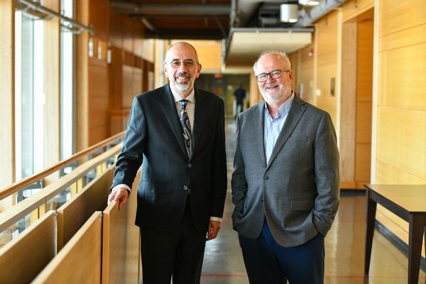 Les professeurs Guy Mercier et Yves Brousseau de la Faculté de foresterie, de géographie et de géomatique, responsables de l'Atlas du Québec.