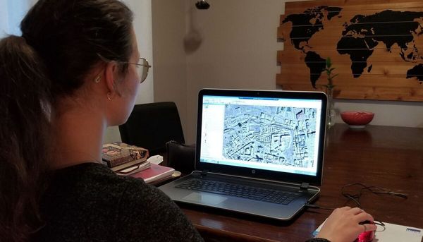 De sa maison, l'étudiante Claudia Perreault utilise le logiciel spécialisé ArcGIS, qui permet la mise en carte de plusieurs types de données, d'effectuer des études géostatistiques et de créer des modèles dynamiques dans plusieurs domaines liés aux sciences de la Terre.