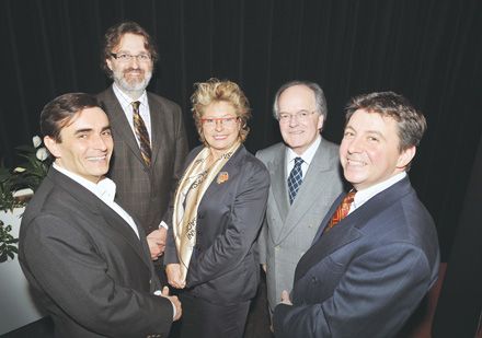 Thierry Watine, qui représentait la lauréate Dominique Payette, François Anctil, Ursula Stuber, Jacques Saint-Pierre et Carl Blais, lors de la remise des prix d'excellence en enseignement de l'Université Laval, le 27 octobre.