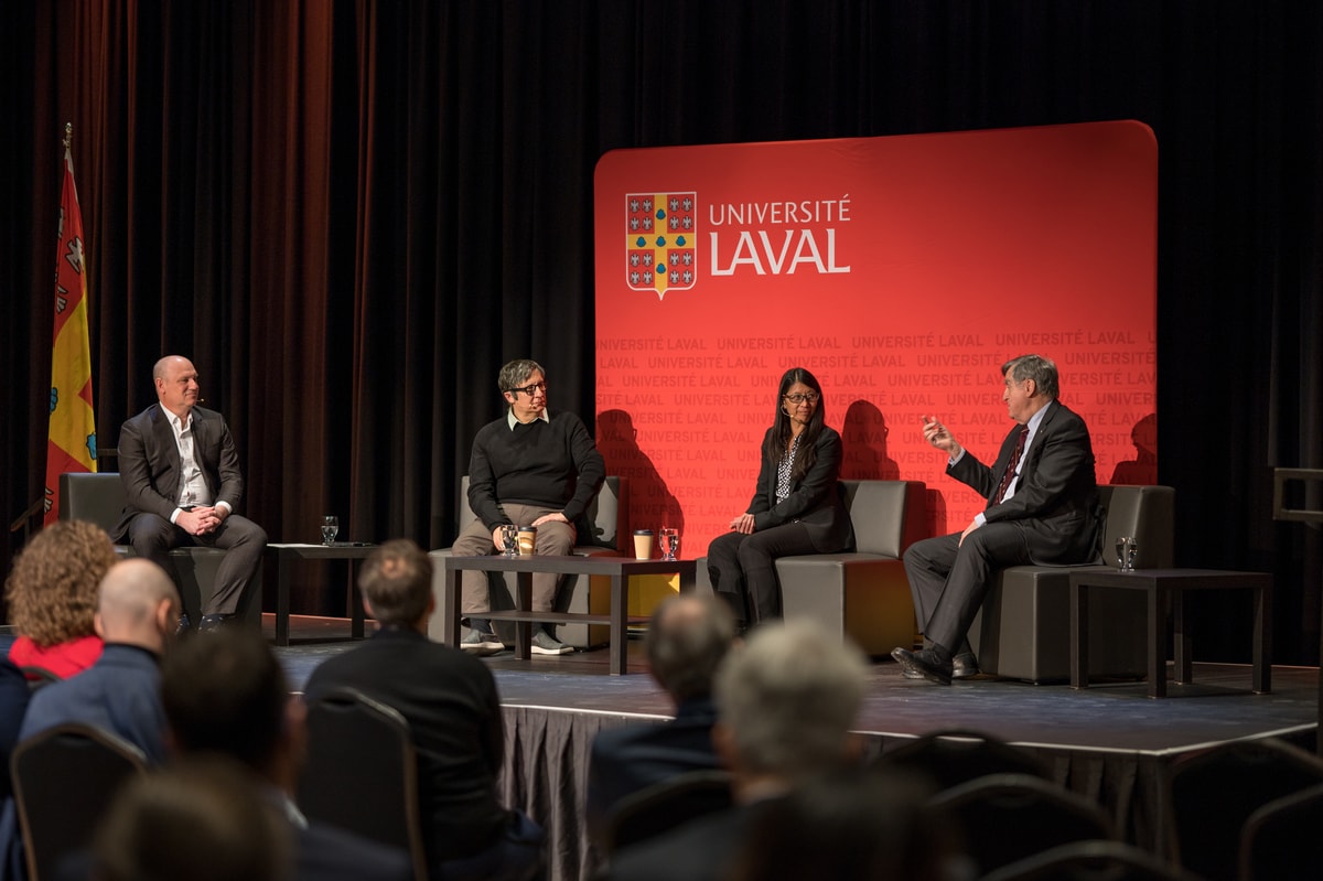 De gauche à droite: l'animateur Frank Pons, doyen de la Faculté de sciences de l'administration, et trois des membres du Cercle des leaders, Robert Lepage, Joanne Liu et Lucien Bouchard.