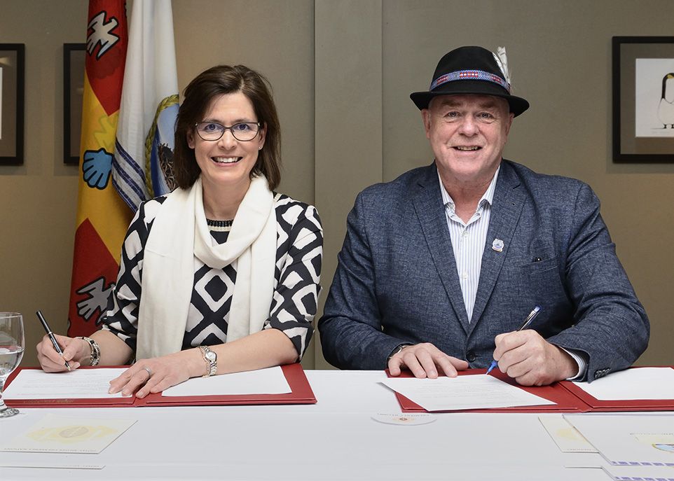La rectrice de l'Université Laval, Sophie D'Amours, et le Grand Chef Konrad Sioui ont procédé à la signature de l'entente-cadre à l'Hôtel-Musée Premières Nations à Wendake.