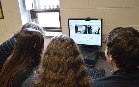 L'École en réseau repose sur la collaboration entre des élèves de différents milieux pour faire avancer leur savoir.