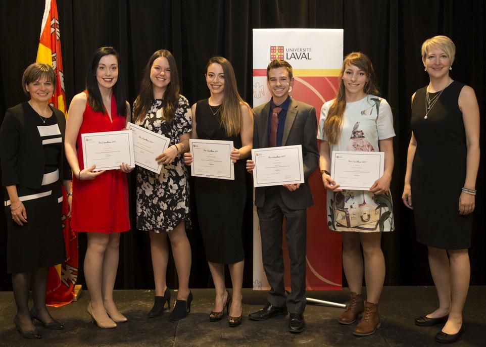 Cathia Bergeron, doyenne de la Faculté de médecine dentaire (à l'extrémité gauche), et Catherine Mongrain, représentante de Sogedent Assurances, qui est l'entreprise partenaire dans l'octroi de ce prix (à l'extrémité droite), entourent les lauréats du Prix de la collaboration professionnelle, remis aux résidents du programme de dentisterie multidisciplinaire. Ces lauréats sont Vanessa Dufour, Marianne Bouchard-Asselin, Fanny Morin-Roy, Samuel Pelletier et Josée Roy-Lafrance (absent: Charles Tremblay).