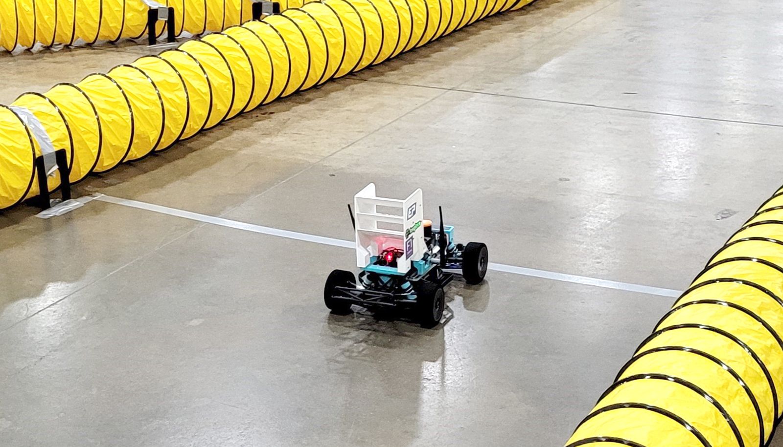 <p>Le bolide de l’Université Laval mesure 1/10 de la longueur d’une voiture de Formule 1 standard. Son châssis est équipé d’un ordinateur de bord et de capteurs tels qu’un LiDAR et une caméra. Il est fait de pièces en plastique et aluminium. Au total, il pèse quatre kilos.</p>