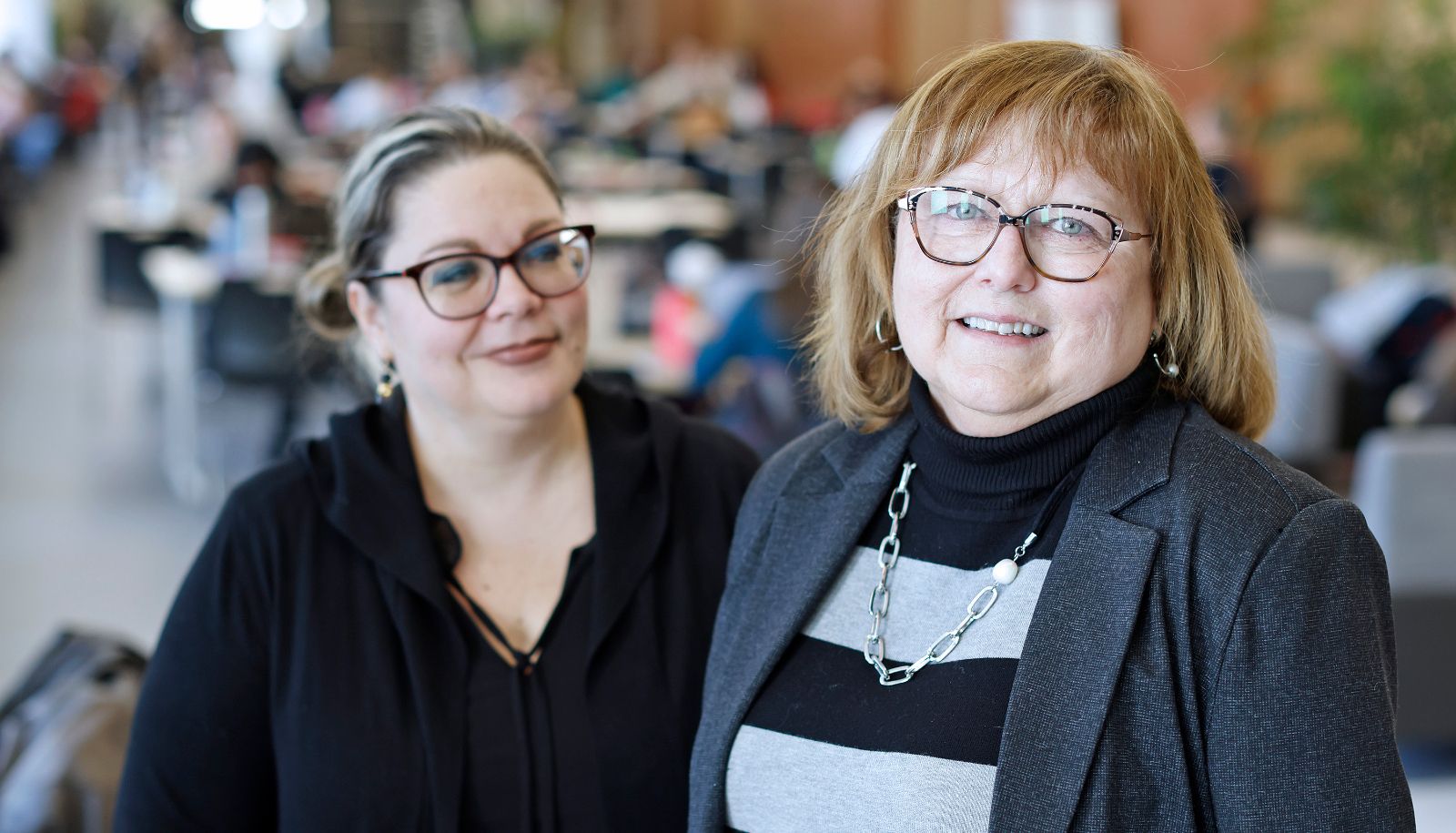 <p>Lynda Morin, avec sa collègue Julie De Blois, qui ne tarit pas d'éloges à son égard.</p>