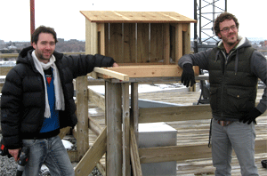 <p>Jean-François Therrien et Jean-Rémi Julien lors de l'installation du nichoir. Ne manque plus que la famille de faucons pèlerins.</p>