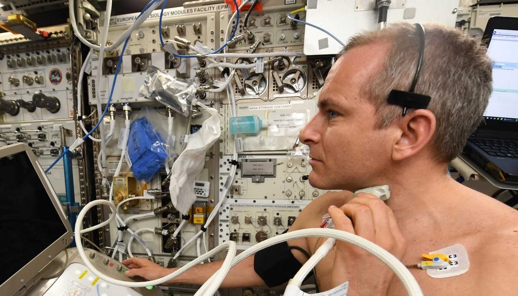 <p>L'astronaute de l'Agence spatiale canadienne David Saint-Jacques, un médecin de formation, effectuant une échographie à bord de la Station spatiale internationale. Il s'est envolé le 3 décembre 2018 pour revenir sur Terre le 24 juin 2019. C'est la plus longue mission spatiale à ce jour pour un astronaute canadien, soit 204 jours.</p>